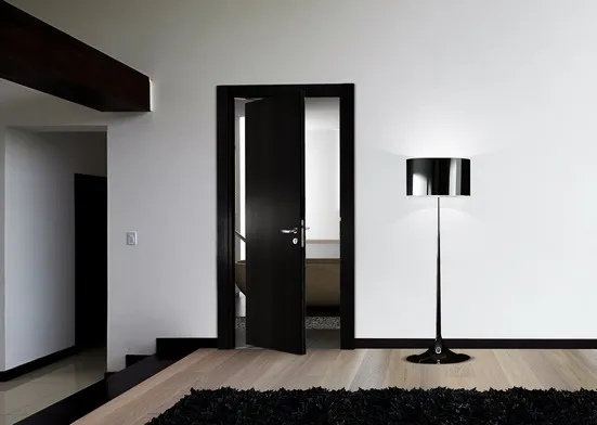 Комплект SWING для двери высотой 2400мм и шириной 565-915мм, цвет - черный, с доводчиком, в проем фото купить Тольятти